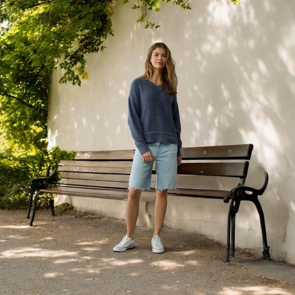 New American Eagle V-Neck Sweater – Soft, Stylish & Sustainable! LARGE - Picture 4 of 8